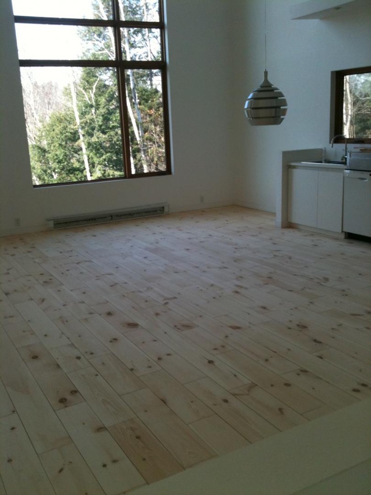 Light oak living space — Planchers Locas